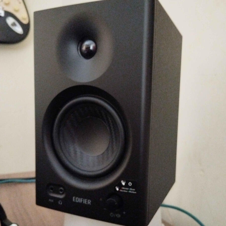 Edifier MR4